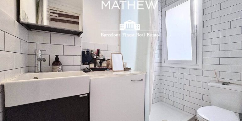 piso-en-venta-de-una-habitacion-en-el-raval-encanto-historico-y-esencia-contemporanea-bano-2