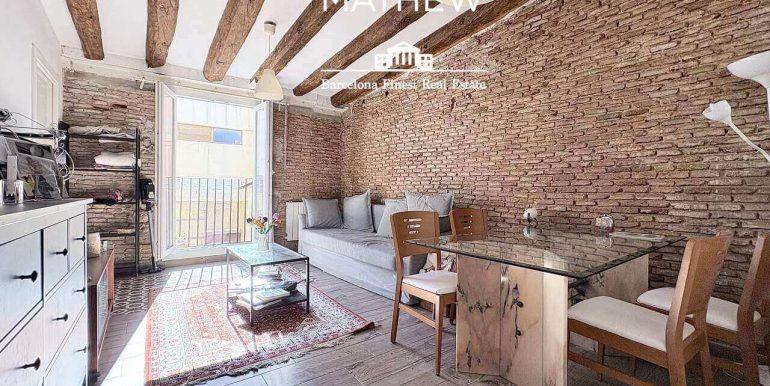 piso-en-venta-de-una-habitacion-en-el-raval-encanto-historico-y-esencia-contemporanea-salon-1