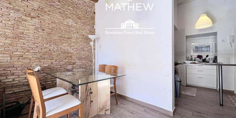 piso-en-venta-de-una-habitacion-en-el-raval-encanto-historico-y-esencia-contemporanea-salon-10