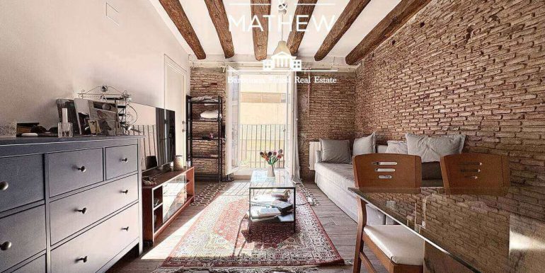piso-en-venta-de-una-habitacion-en-el-raval-encanto-historico-y-esencia-contemporanea-salon-2