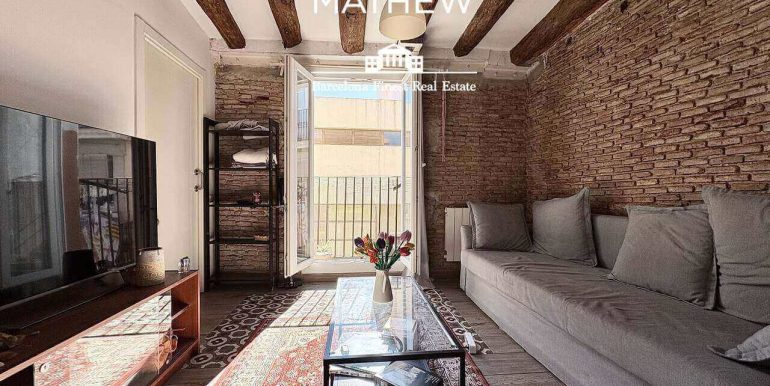 piso-en-venta-de-una-habitacion-en-el-raval-encanto-historico-y-esencia-contemporanea-salon-3