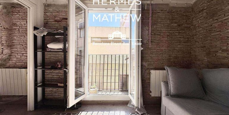piso-en-venta-de-una-habitacion-en-el-raval-encanto-historico-y-esencia-contemporanea-salon-4