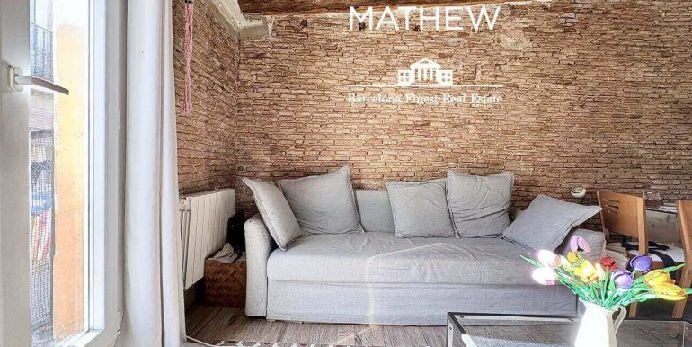 piso-en-venta-de-una-habitacion-en-el-raval-encanto-historico-y-esencia-contemporanea-salon-6