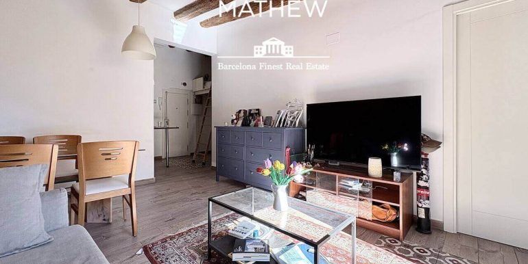 piso-en-venta-de-una-habitacion-en-el-raval-encanto-historico-y-esencia-contemporanea-salon-7