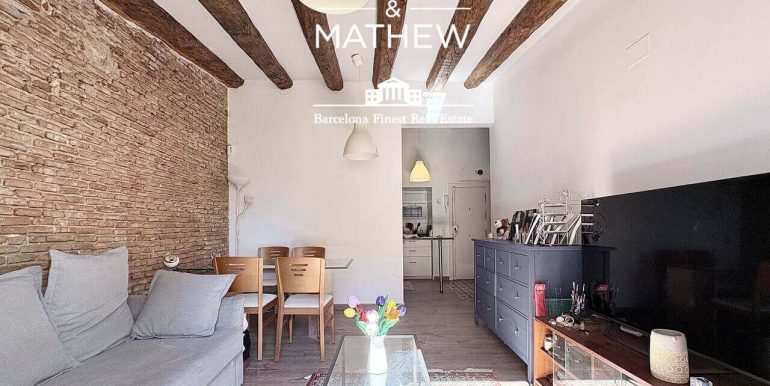 piso-en-venta-de-una-habitacion-en-el-raval-encanto-historico-y-esencia-contemporanea-salon-8