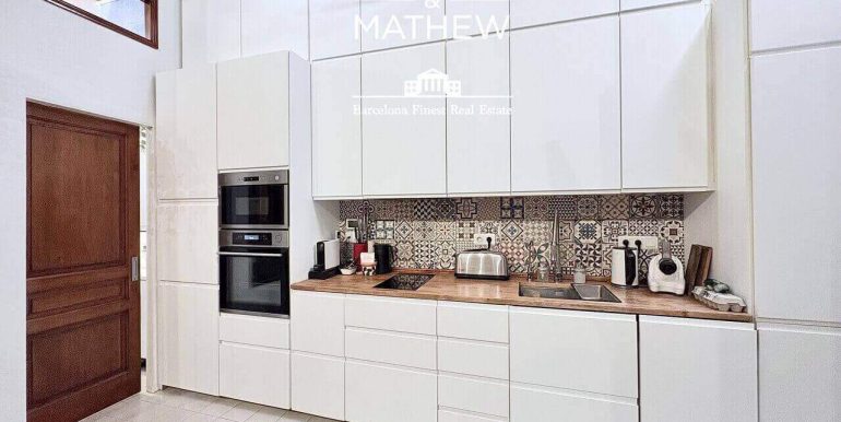 singular-propiedad-en-venta-en-el-raval- un-refugio-de-diseno-con-esencia-barcelonesa-junto-al-parallel-cocina-3