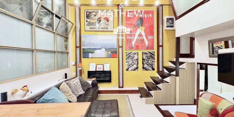 singular-propiedad-en-venta-en-el-raval- un-refugio-de-diseno-con-esencia-barcelonesa-junto-al-parallel-salon-1