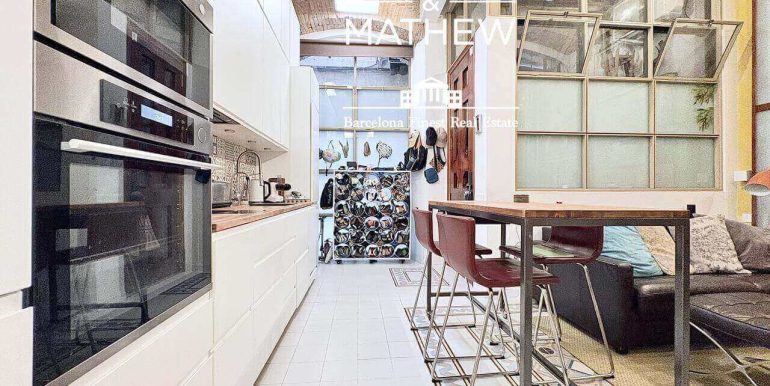 singular-propiedad-en-venta-en-el-raval- un-refugio-de-diseno-con-esencia-barcelonesa-junto-al-parallel-salon-10