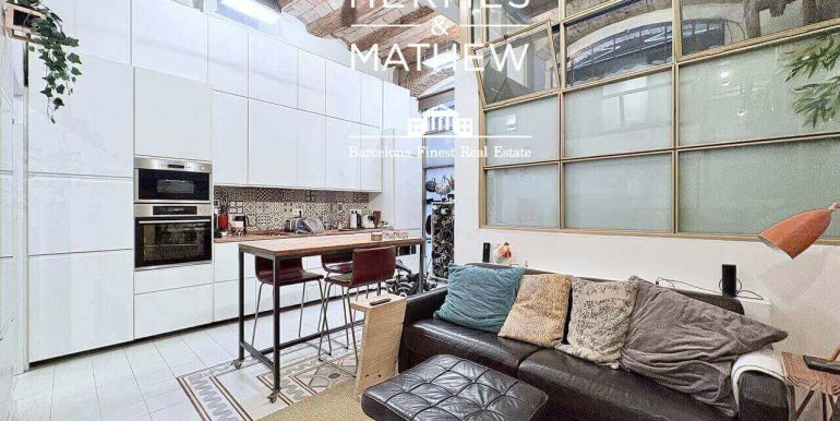 singular-propiedad-en-venta-en-el-raval- un-refugio-de-diseno-con-esencia-barcelonesa-junto-al-parallel-salon-11