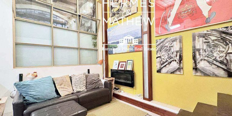 singular-propiedad-en-venta-en-el-raval- un-refugio-de-diseno-con-esencia-barcelonesa-junto-al-parallel-salon-2