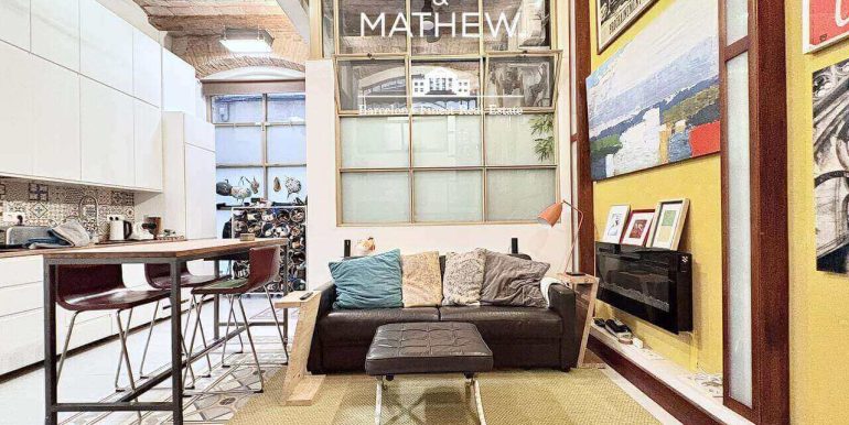 singular-propiedad-en-venta-en-el-raval- un-refugio-de-diseno-con-esencia-barcelonesa-junto-al-parallel-salon-3