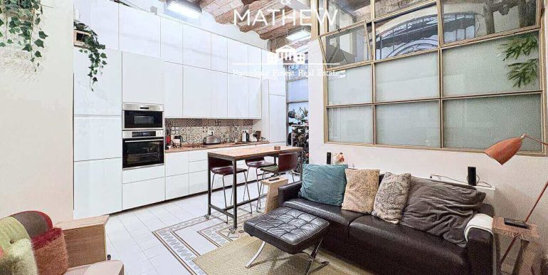 singular-propiedad-en-venta-en-el-raval- un-refugio-de-diseno-con-esencia-barcelonesa-junto-al-parallel-salon-4