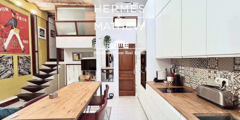 singular-propiedad-en-venta-en-el-raval- un-refugio-de-diseno-con-esencia-barcelonesa-junto-al-parallel-salon-9