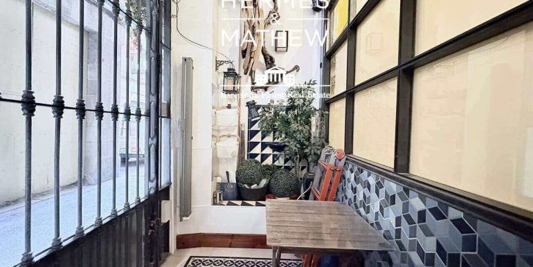 singular-propiedad-en-venta-en-el-raval- un-refugio-de-diseno-con-esencia-barcelonesa-junto-al-parallel-terraza-1